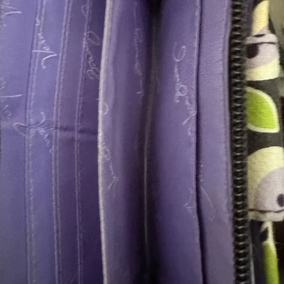 Vera Bradley wallet purple plum petals zip shut 5 x 8 toggle - Picture 4 of 4